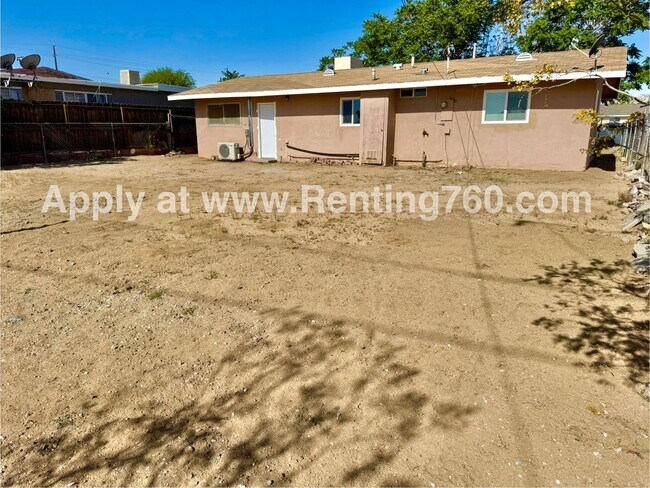 Building Photo - Charming 2 Bed 1 Bath Home with Spacious Y...
