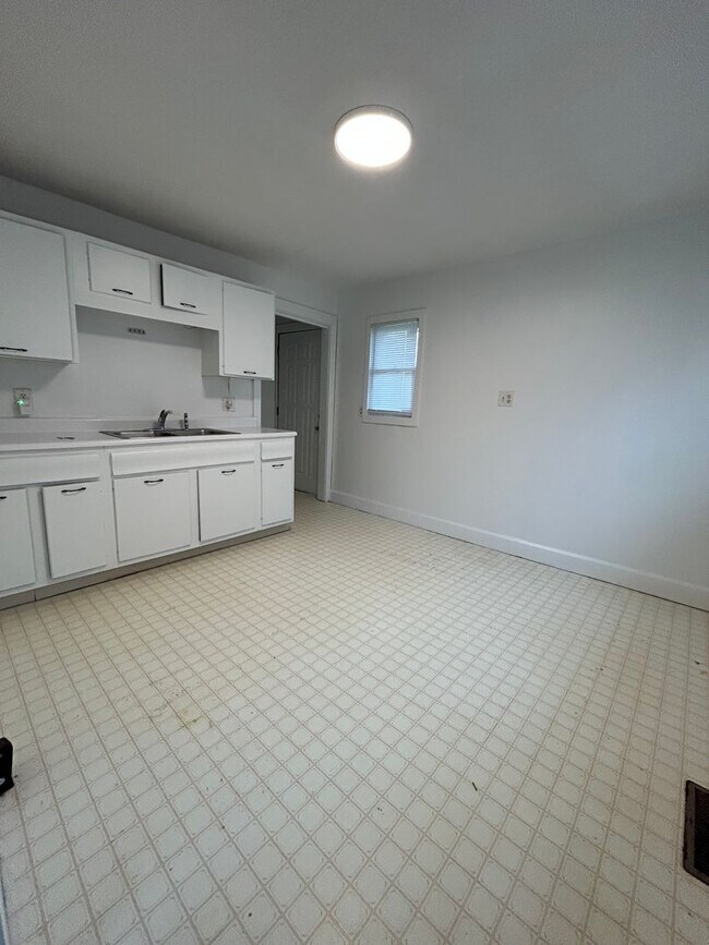 Building Photo - 2 Bedroom 1 Bath House W/ Large Front Porch