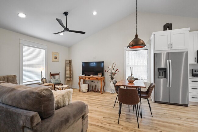 Building Photo - 71 Lafavre Ln