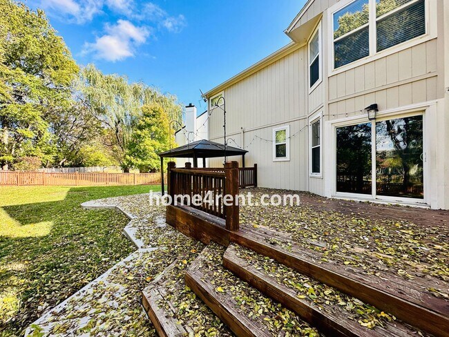 Building Photo - Elegant Cul-de-Sac Retreat with 5th Bedroo...