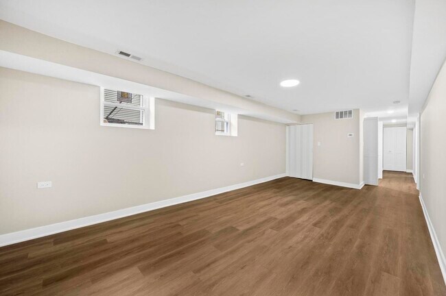 Building Photo - 3311 N Ravenswood Ave