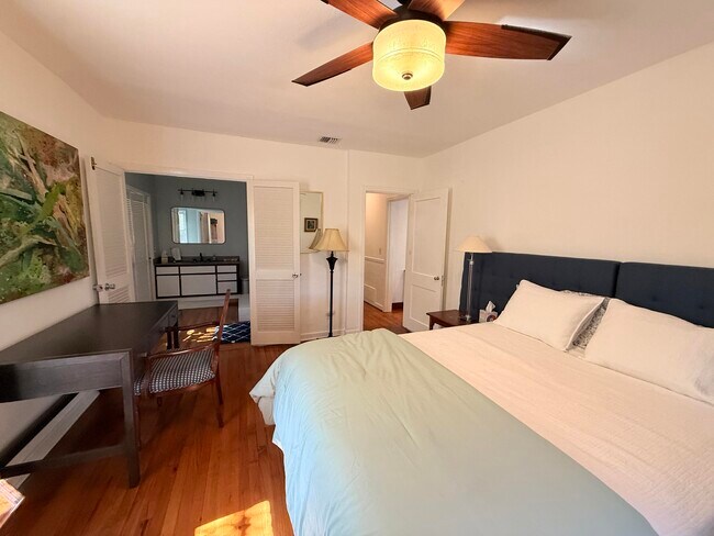 Building Photo - 1219 N Lakeside Dr