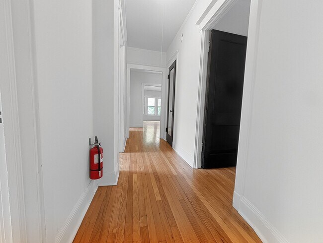 Building Photo - Large 3-bed/1-bath Apartment in the Heart of Rogers Park!
