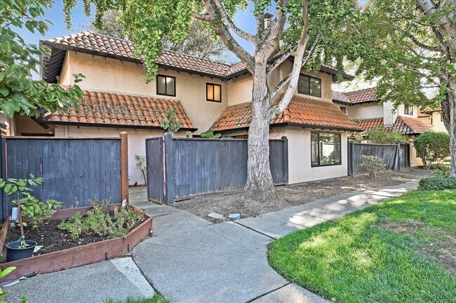 Building Photo - 10 Pueblo Dr