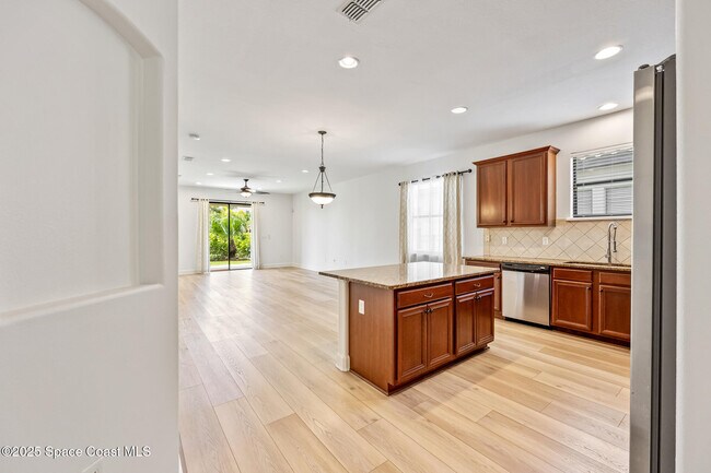 Building Photo - 739 Monterey Dr