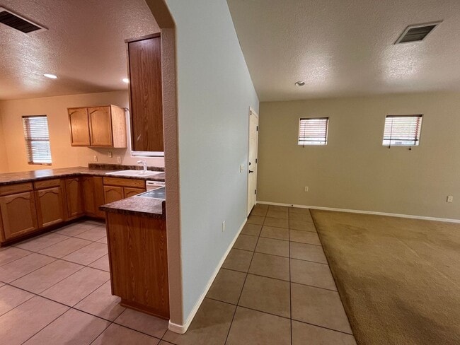 Building Photo - 3 bedroom in Holiday community