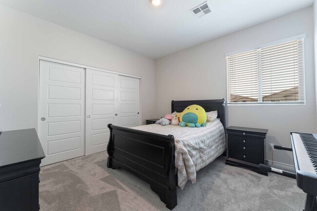 Building Photo - Modern Luxury Living: Spacious Retreat with Next-Gen Suite!