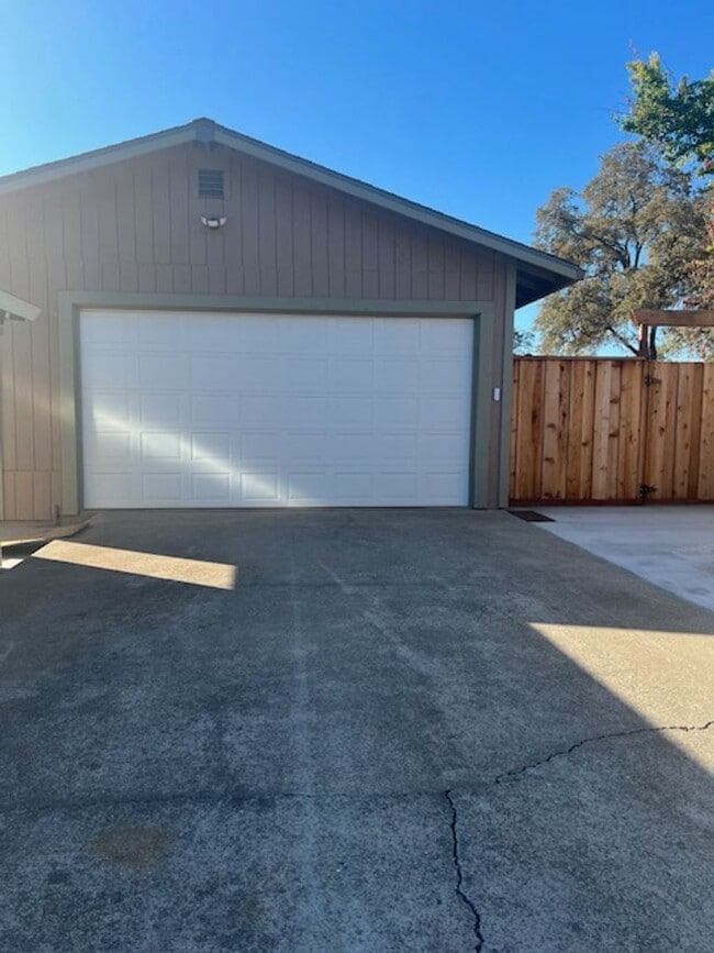 Building Photo - Modern Auburn Retreat—Fully Renovated 3BR ...