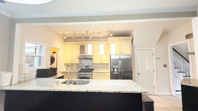 Building Photo - 6013 Buchanan Pl