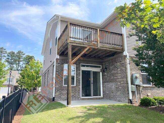 Building Photo - Beautiful 4 Bedroom 2.5 Bathroom End Unit ...