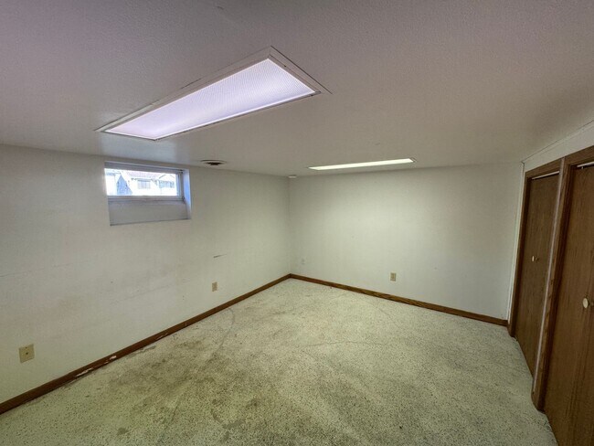 Building Photo - PRICE REDUCED! 2 bedroom, 2 bath house loc...