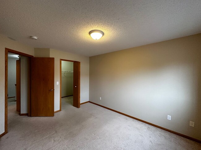 Building Photo - 2 Bed 2 Bath Bonus Den townhome