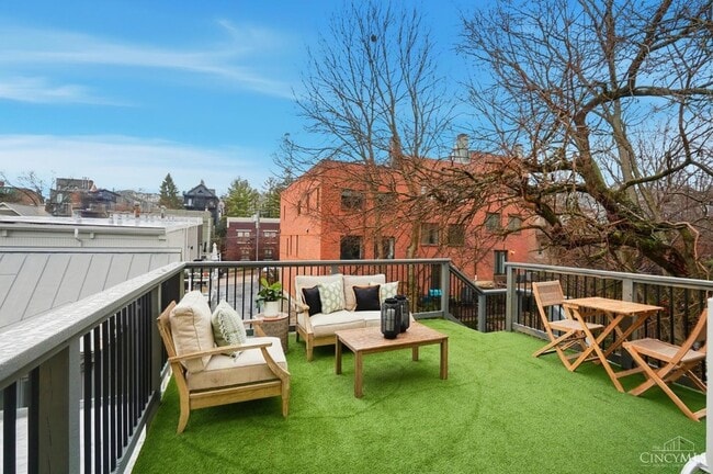 Building Photo - 989 Parkside Pl