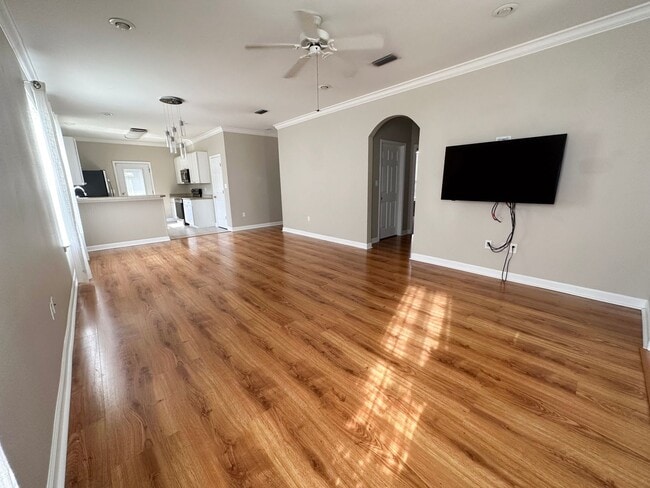 Building Photo - Beautifully Updated 3 Bedroom Home in Dest...
