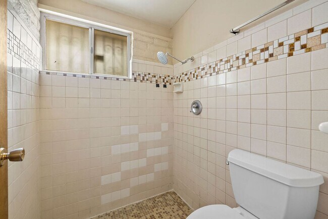 Building Photo - Eastside 4 Bedroom Home with Pool