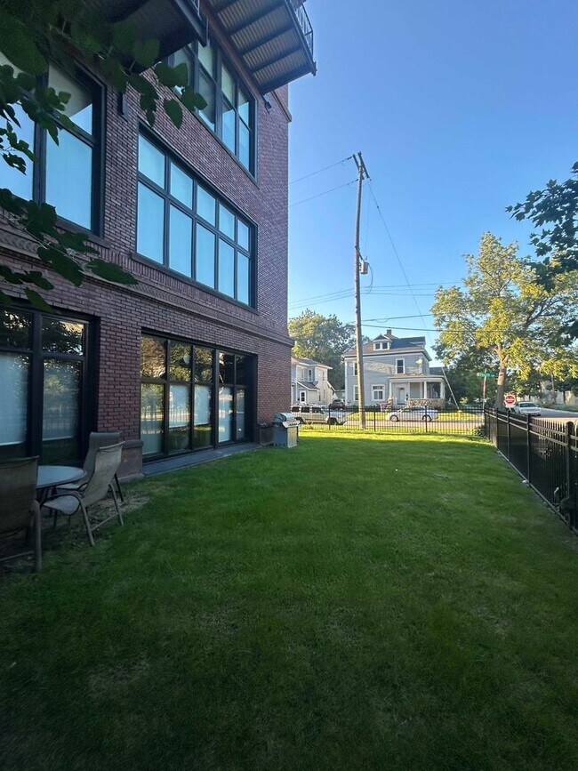 Primary Photo - 2 bed/ 1 bath corner condo