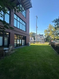 Building Photo - 2 bed/ 1 bath corner condo