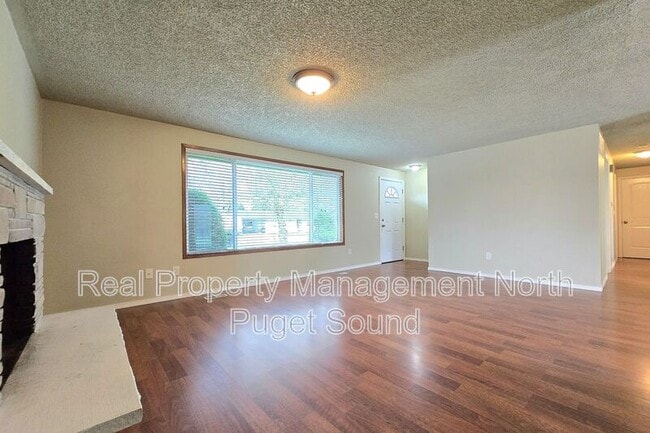 Building Photo - 8432 45th Dr NE