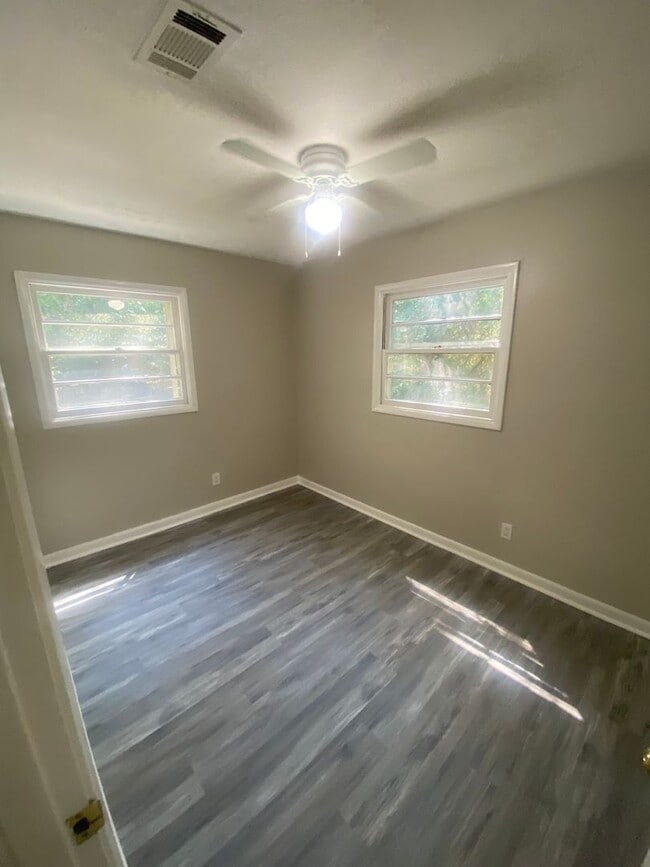 Building Photo - **ON HOLD**East Columbus 3 bedroom/1 bathr...