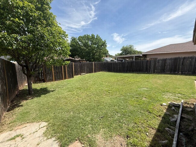 Building Photo - BEAUTIFUL 4 Bedroom 2 Bath  home with spacious backyard AVAILABLE NOW!
