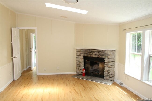 Building Photo - 68 Shinhollow Rd