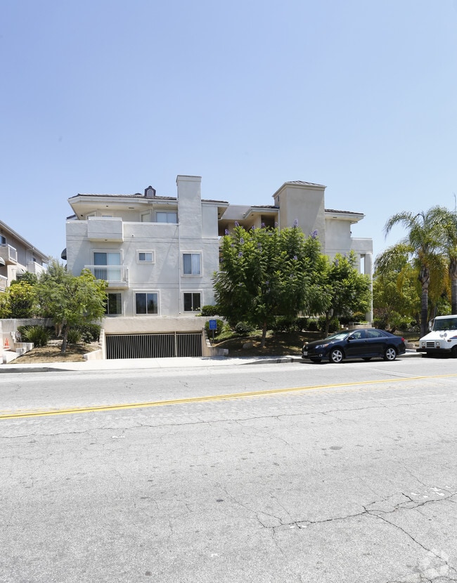 Building Photo - 505 E Doran St