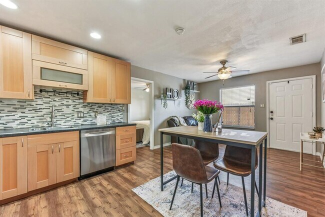 Building Photo - 1624 Aquarena Springs Dr