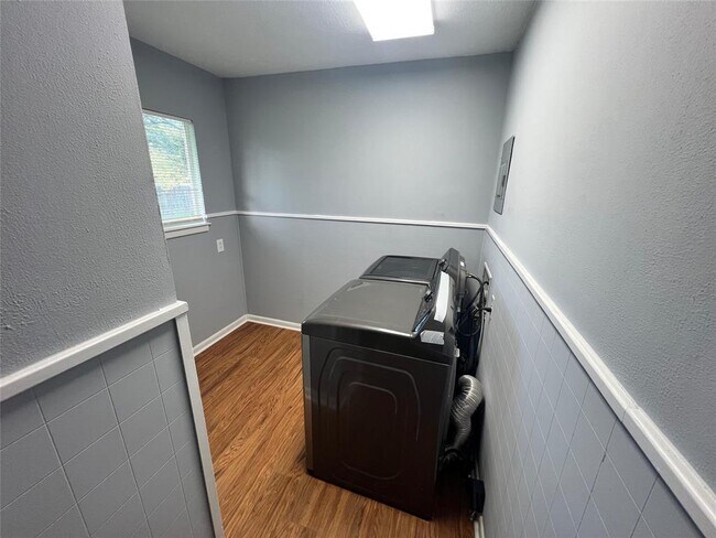 Building Photo - 213 S FM 1660