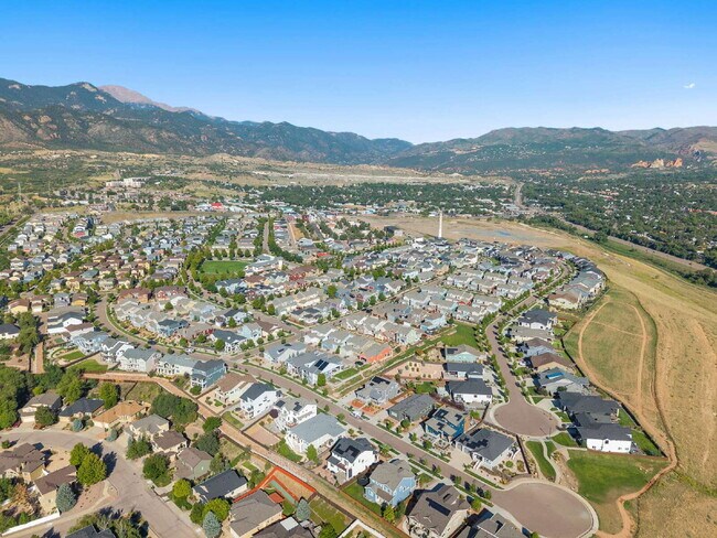 Building Photo - Modern 4 Bedroom, 2 Bathroom Westside Home with Balcony Views of Garden of the Gods!