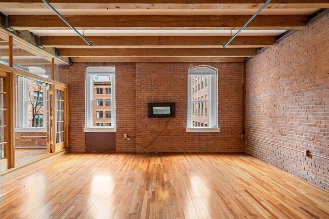 Building Photo - 33 Sleeper St