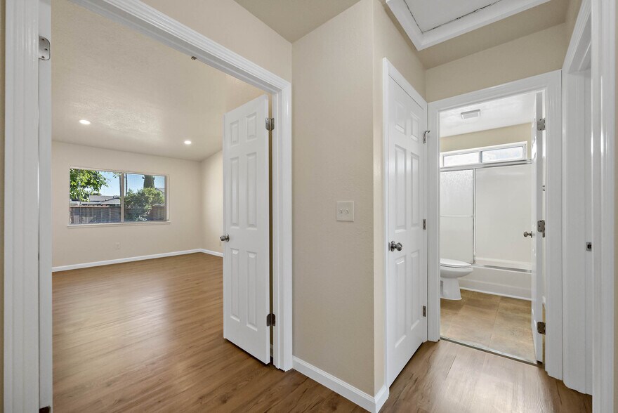 Building Photo - 1401 Prospect Way