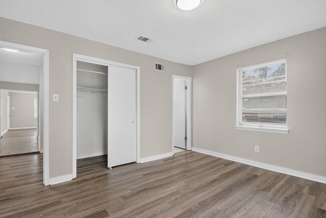 Building Photo - Midtown Living with Modern Conveniences – Prime Little Rock Location!