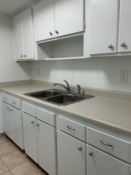 Building Photo - 411 S Nimbus Ave