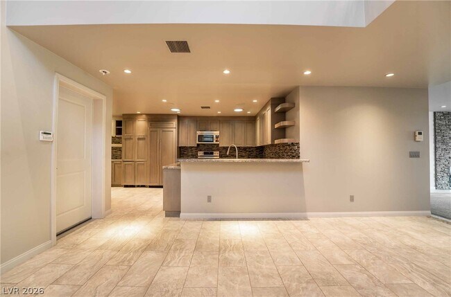 Building Photo - 980 Vegas Valley Dr