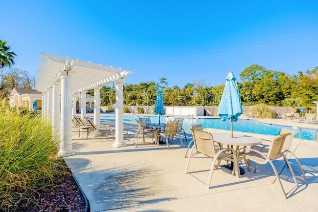 Building Photo - 2252 Beach Dr