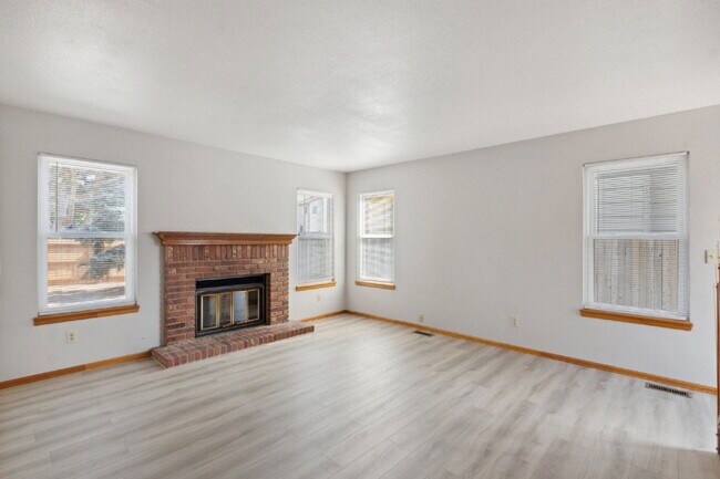 Building Photo - 8455 Ilex Dr