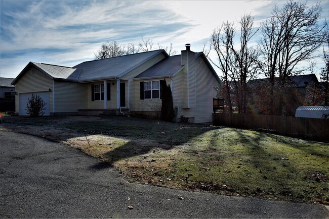 Building Photo - Beautiful spacious home in Waynesville