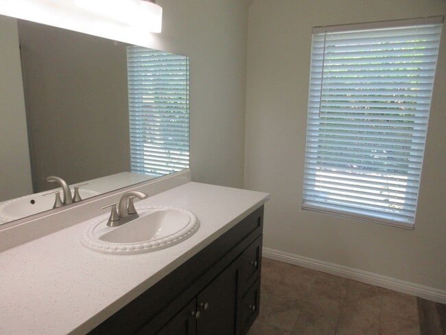 Building Photo - Beautiful updated 1-story home in Northridge