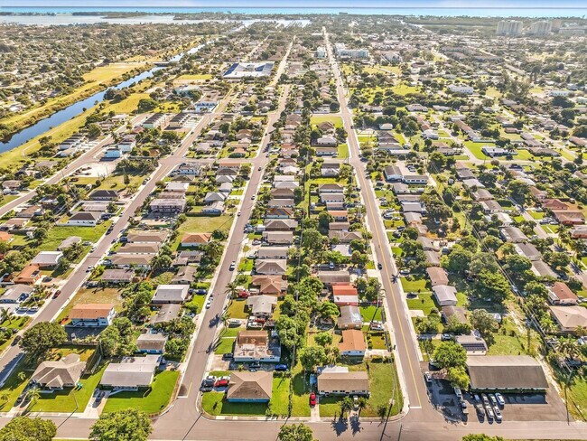 Building Photo - 525 NW 10th Ave