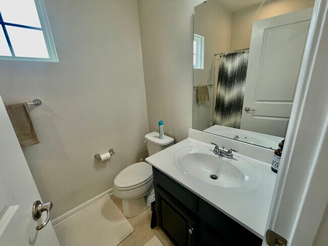 Building Photo - Pittsburgh - 3 Bedroom 2.5 Bathroom - Town...