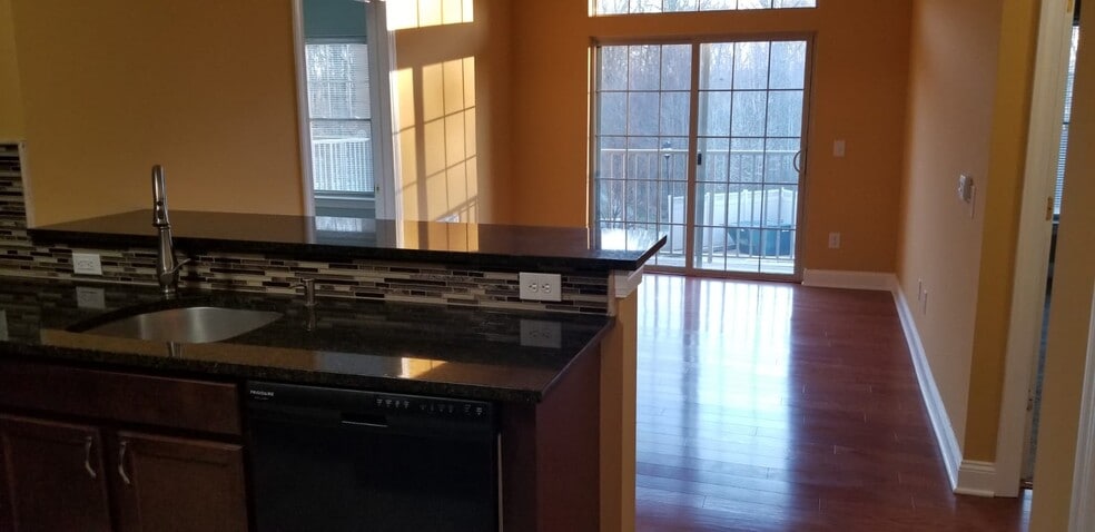 Building Photo - 2000 Fountainview Cir