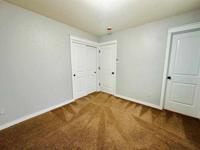 Building Photo - Two Bedroom Home with Den and Three Decks!