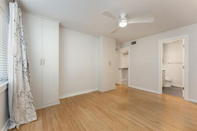 Building Photo - 2200 Dickson Dr