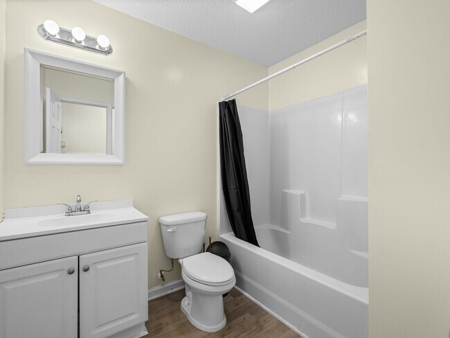 Building Photo - 103 Oakwood Ct