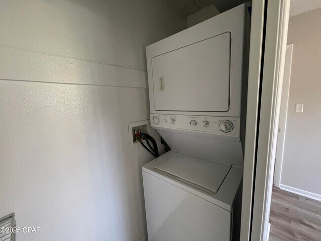 Building Photo - 2100 W Beach Dr