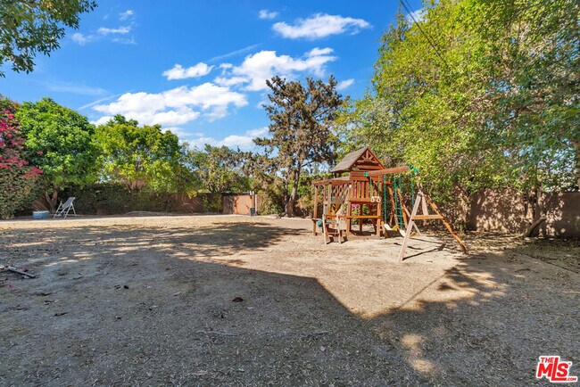 Building Photo - 9322 Lasaine Ave
