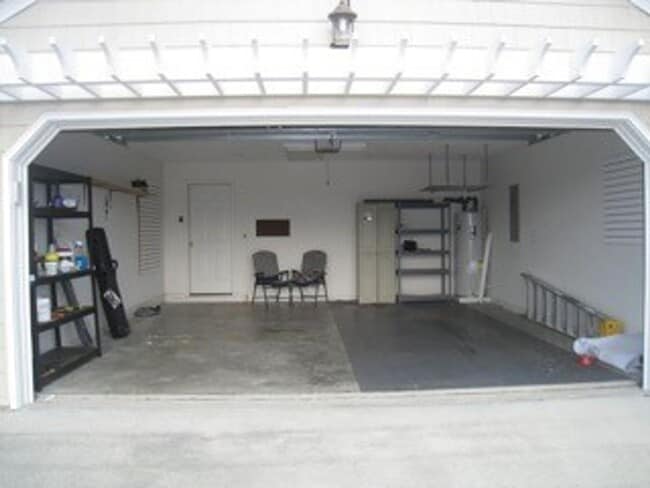 Building Photo - 3 Bedroom 2 Bath home with 2-car garage