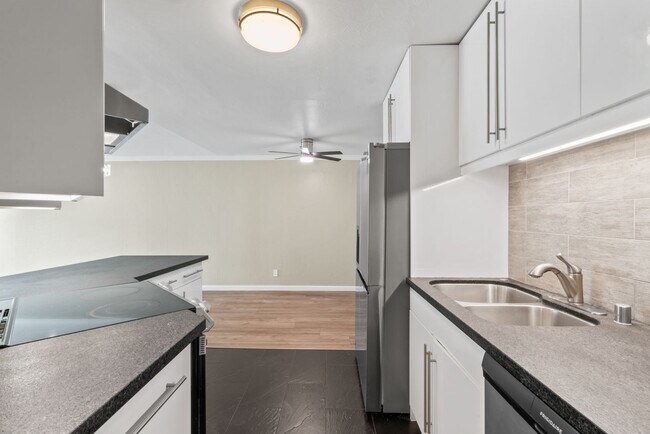 Building Photo - Cutest Condo on the Market!