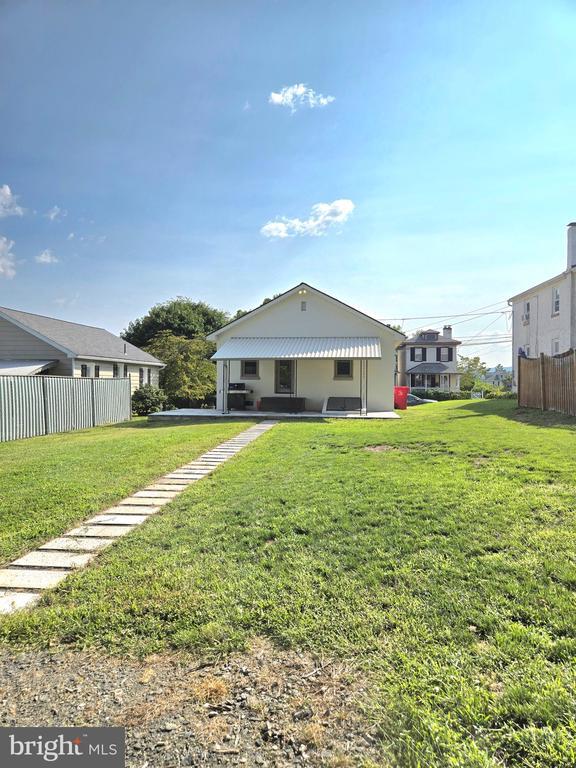 Building Photo - 124 Elm St