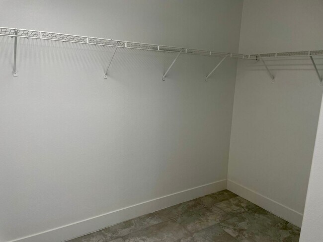 Building Photo - Fully Remodeled 3 bedroom Stallion Mountai...